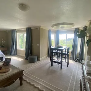 Royal Highland Livingroom Bedroom Homestay Calgary